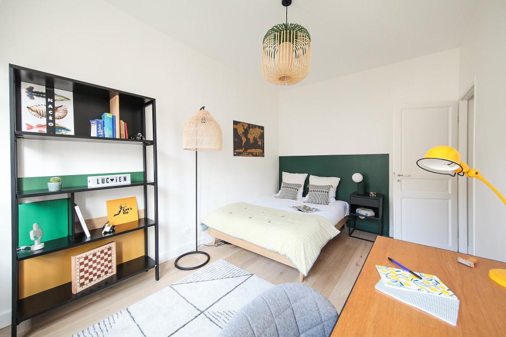 Aménagement d'une chambre d'enfant scandinave de taille moyenne avec un bureau, un mur vert et parquet clair.