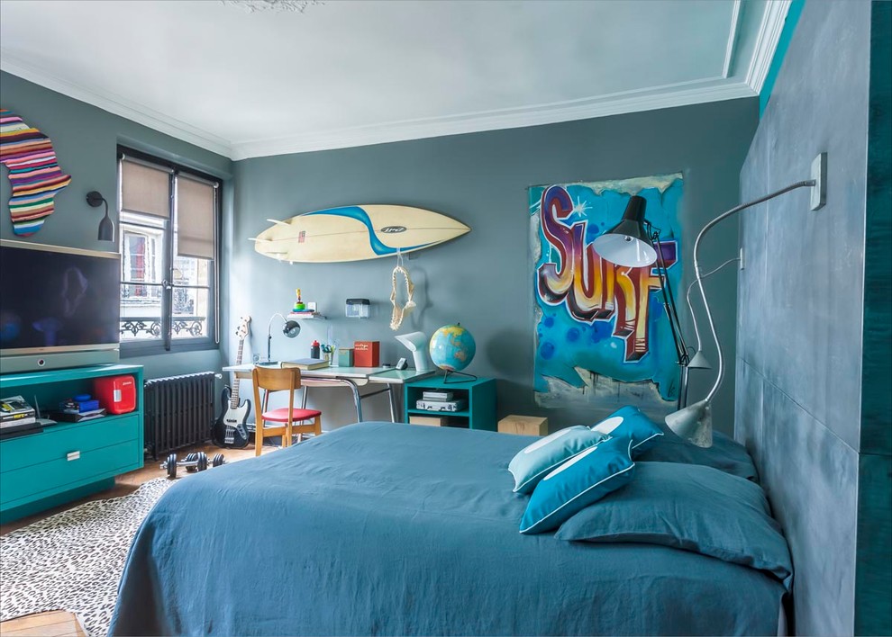 Idée de décoration pour une chambre d'enfant bohème de taille moyenne avec un mur bleu.