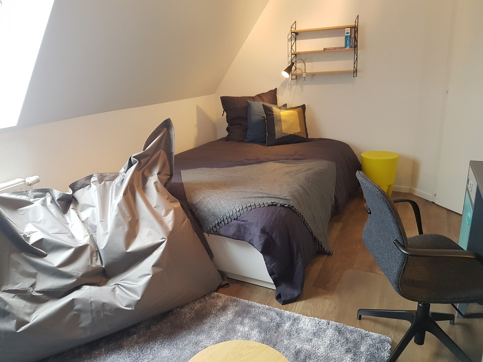 Idéer för ett litet industriellt barnrum kombinerat med sovrum, med blå väggar, vinylgolv och beiget golv