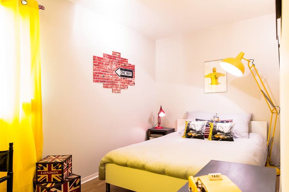 Cette image montre une chambre d'enfant urbaine de taille moyenne avec un mur blanc, parquet clair et un sol beige.