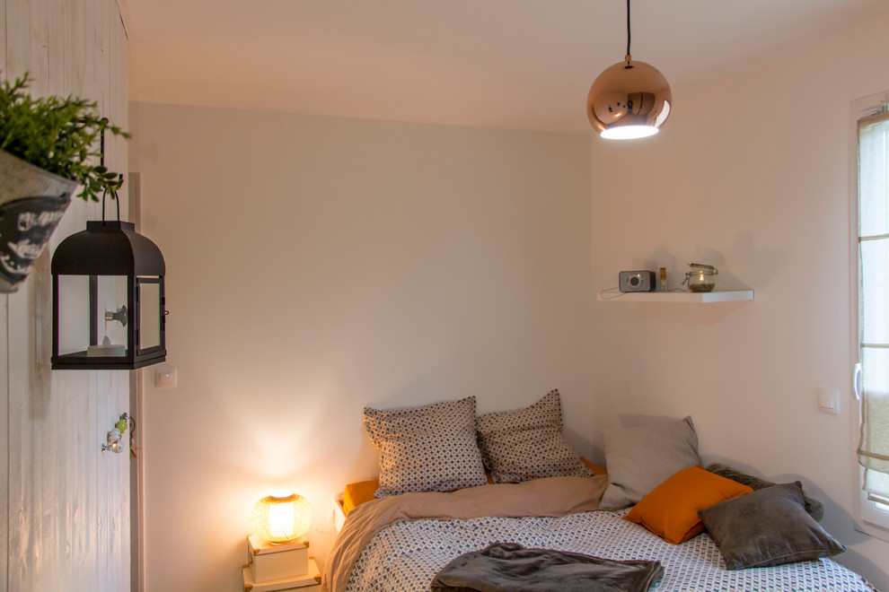 Kleines Modernes Kinderzimmer mit Schlafplatz und weißer Wandfarbe in Bordeaux