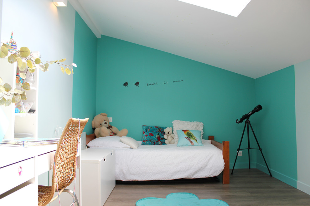 Idéer för små shabby chic-inspirerade barnrum kombinerat med sovrum, med blå väggar, laminatgolv och brunt golv