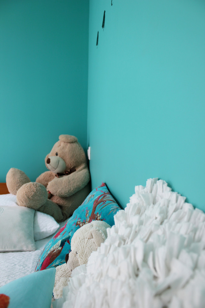 Kleines Shabby-Look Mädchenzimmer mit Schlafplatz und blauer Wandfarbe in Bordeaux
