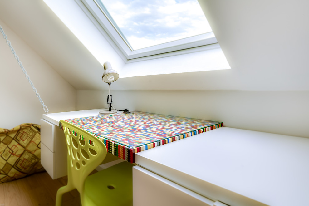 Exemple d'une chambre d'enfant scandinave de taille moyenne avec un mur blanc et parquet clair.