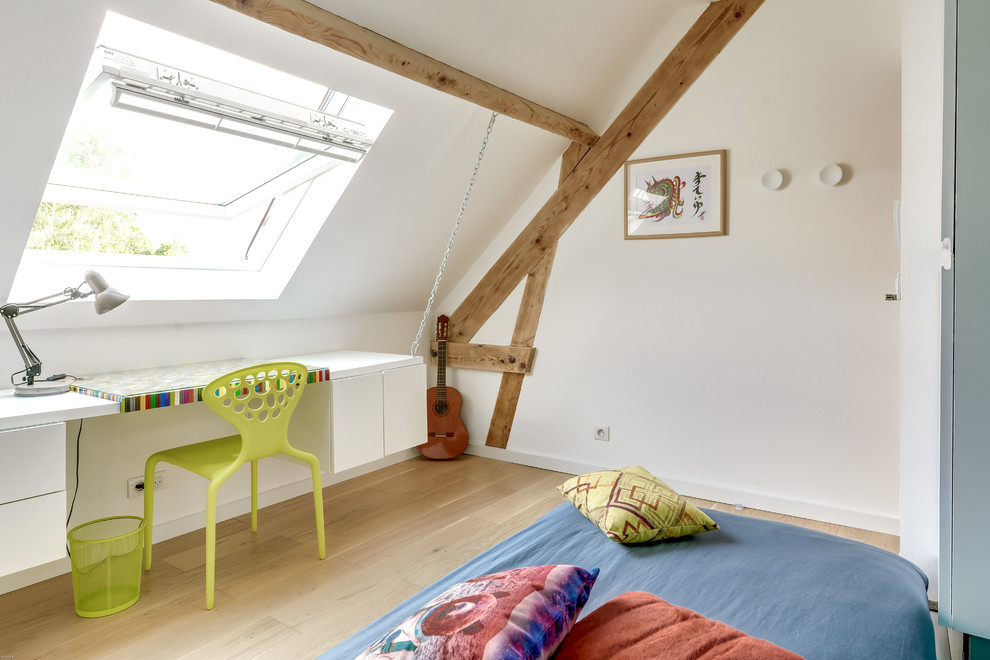 Immagine di una cameretta per bambini scandinava di medie dimensioni con pareti bianche e parquet chiaro