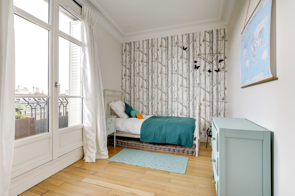 Ejemplo de dormitorio infantil de 4 a 10 años escandinavo de tamaño medio con paredes beige, suelo de madera clara y suelo beige