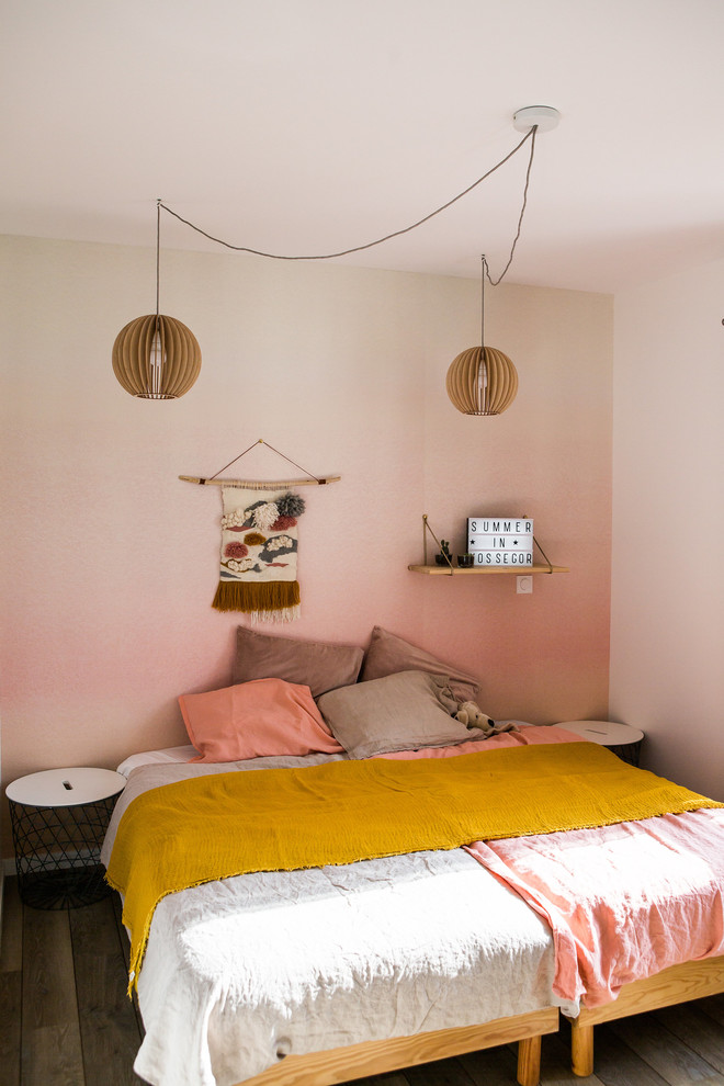 Exempel på ett litet eklektiskt barnrum kombinerat med sovrum, med mörkt trägolv och flerfärgade väggar
