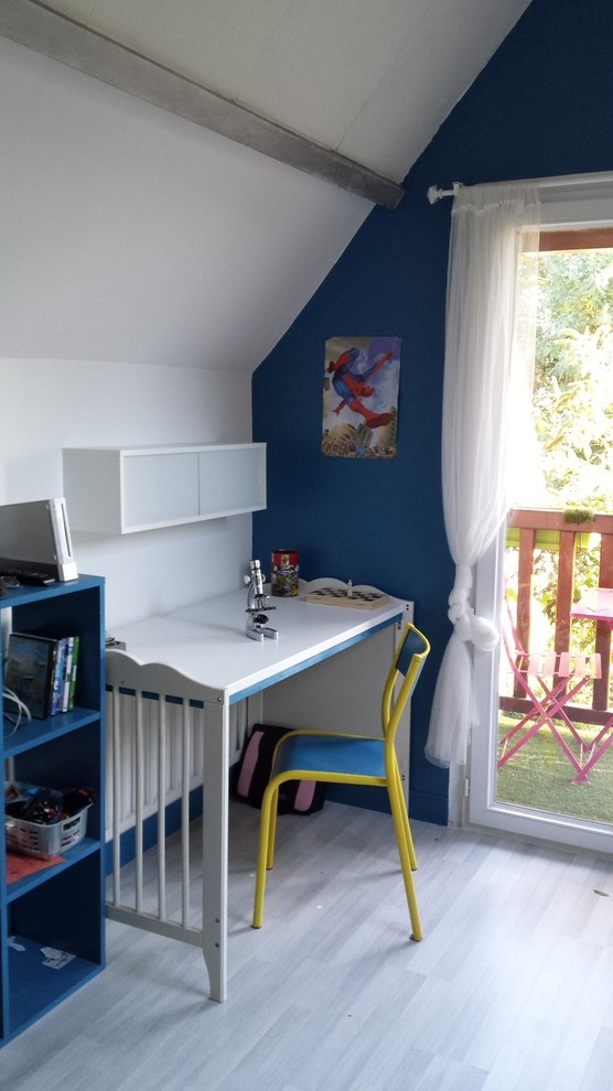 Cette image montre une grande chambre d'enfant de 4 à 10 ans minimaliste avec un mur blanc et parquet clair.