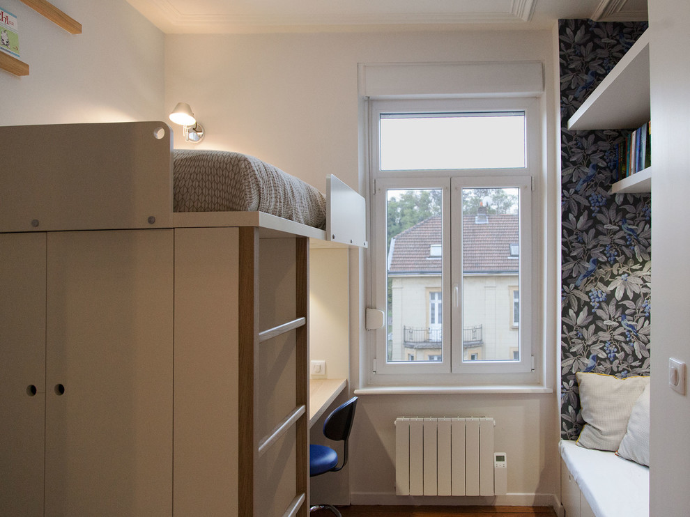 Idee per una piccola cameretta per bambini minimalista con pareti beige, parquet chiaro e pavimento marrone