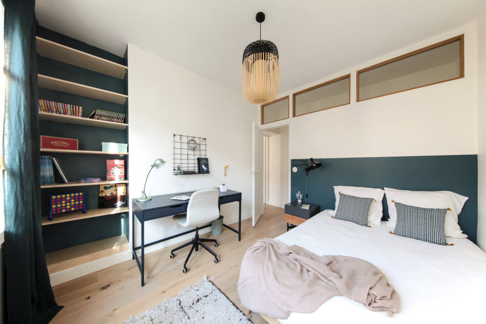 Aménagement d'une chambre de garçon de 4 à 10 ans scandinave de taille moyenne avec un bureau, un mur bleu et parquet clair.