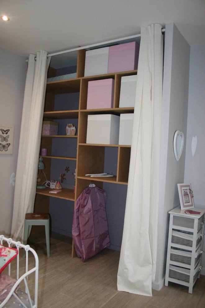 Inspiration for a small transitional gender-neutral light wood floor kids' room remodel in Bordeaux with purple walls