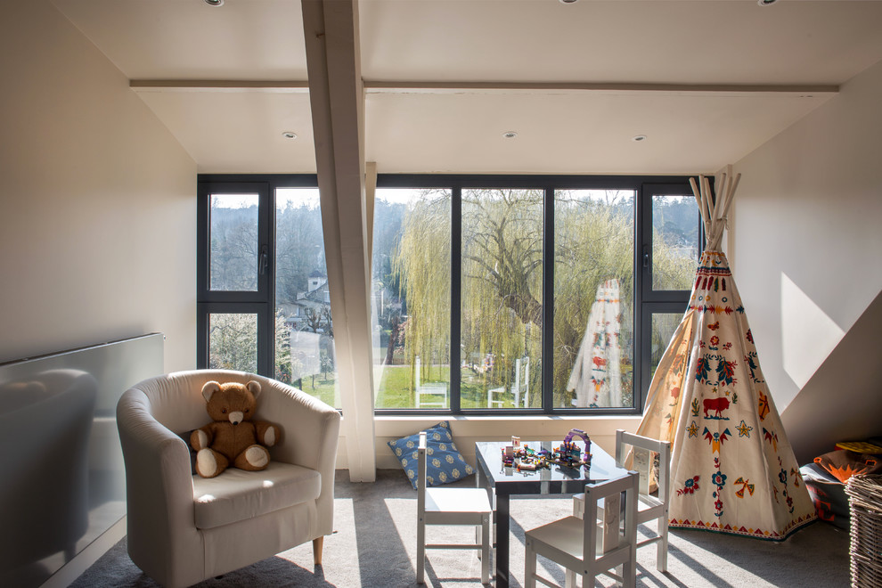 Réalisation d'une chambre d'enfant de 4 à 10 ans minimaliste de taille moyenne avec un mur beige, moquette et un sol gris.