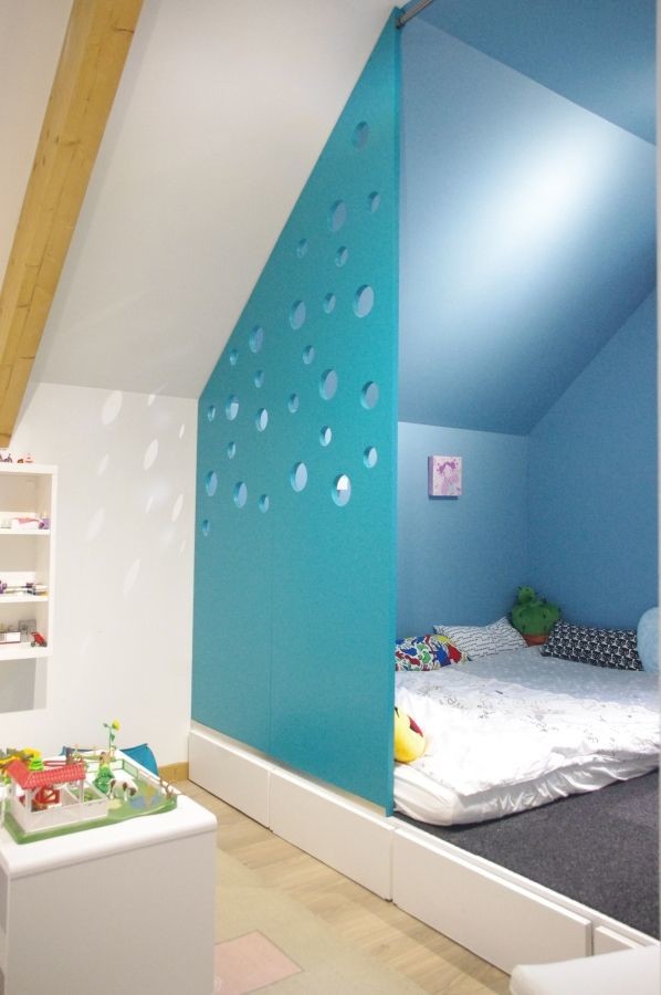Пример оригинального дизайна: маленькая детская в современном стиле с спальным местом, синими стенами и светлым паркетным полом для на участке и в саду, ребенка от 4 до 10 лет, девочки