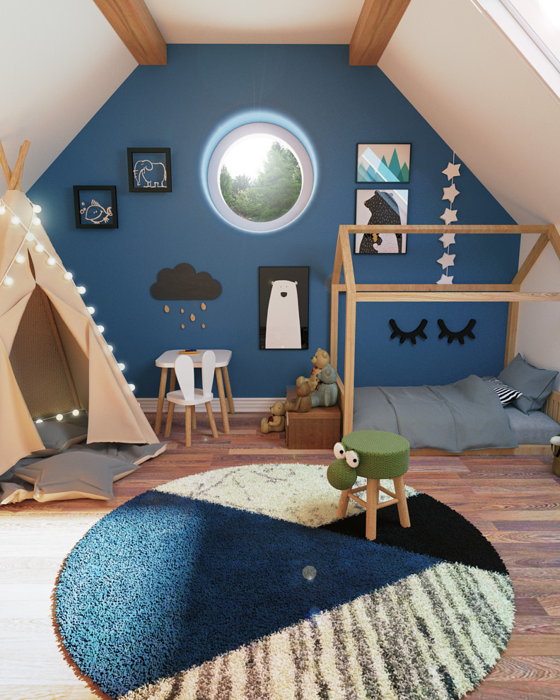 Стильный дизайн: маленькая детская с спальным местом, синими стенами и паркетным полом среднего тона для на участке и в саду, ребенка от 4 до 10 лет, мальчика - последний тренд