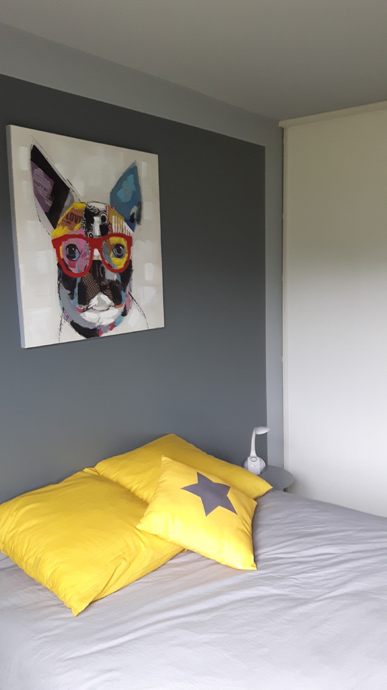 Imagen de dormitorio infantil moderno pequeño con paredes grises, suelo laminado y suelo blanco