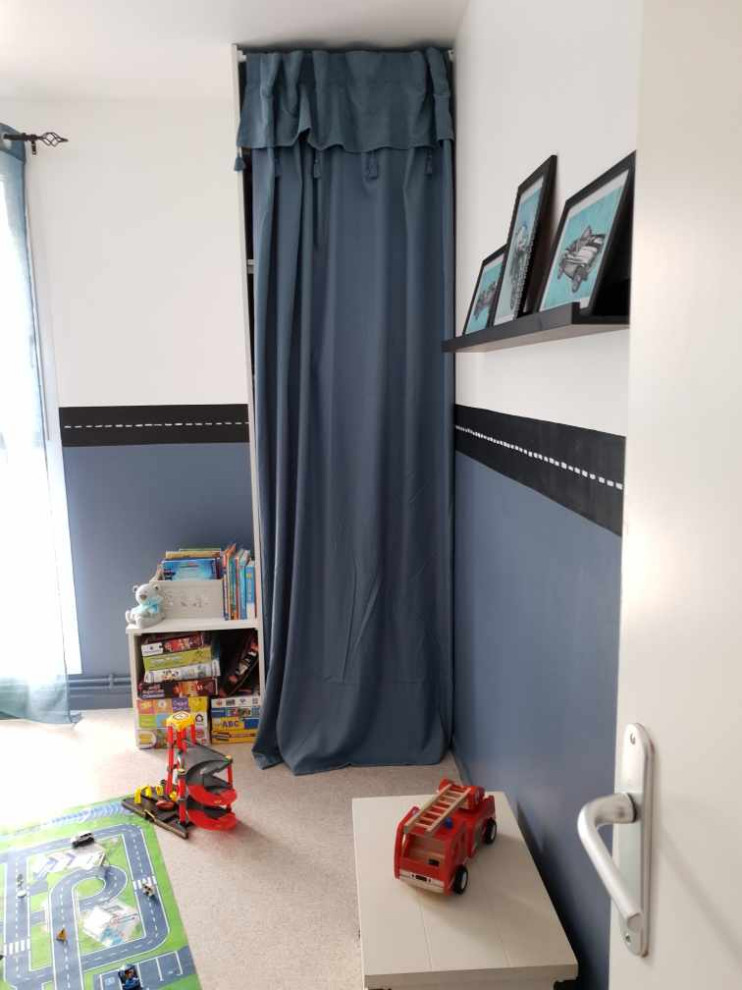 Идея дизайна: маленькая детская в стиле ретро с спальным местом, серыми стенами и бежевым полом для на участке и в саду, ребенка от 4 до 10 лет, мальчика