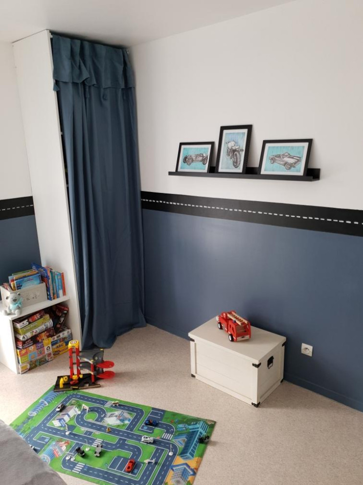 Cette image montre une petite chambre d'enfant de 4 à 10 ans vintage avec un mur gris et un sol beige.