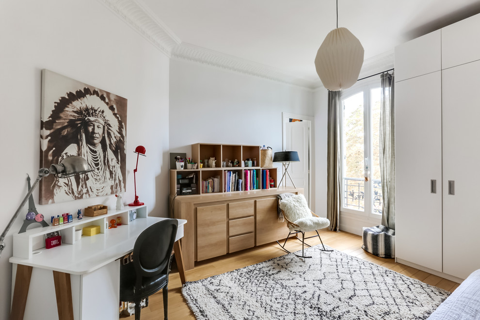 Diseño de dormitorio infantil escandinavo de tamaño medio con paredes blancas y suelo de madera clara