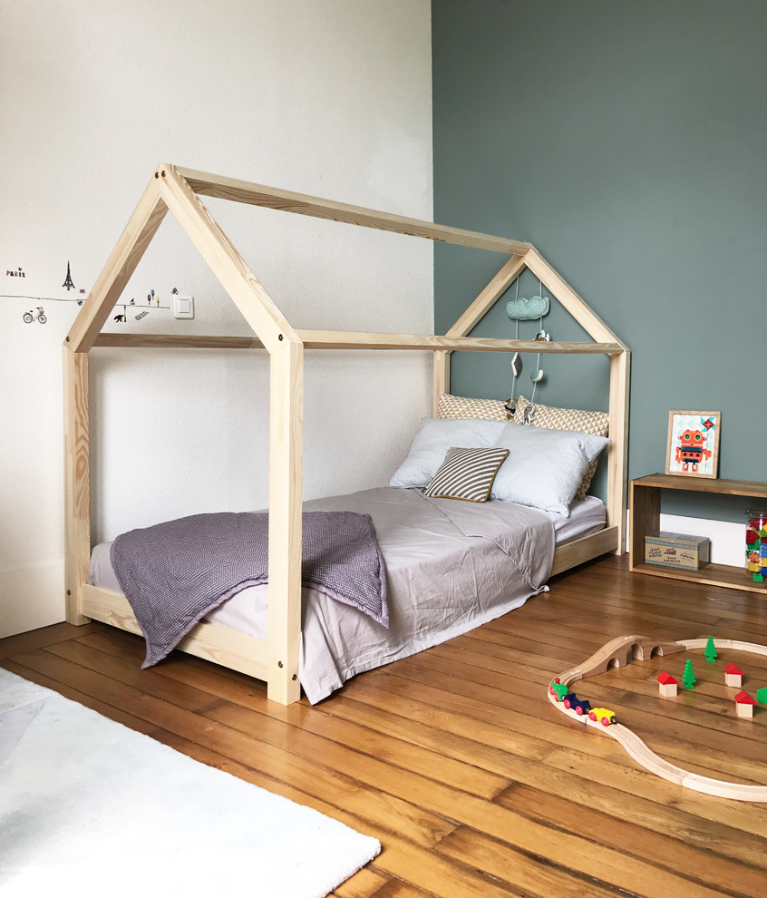 Источник вдохновения для домашнего уюта: нейтральная детская в скандинавском стиле с серыми стенами, паркетным полом среднего тона и коричневым полом для двоих детей