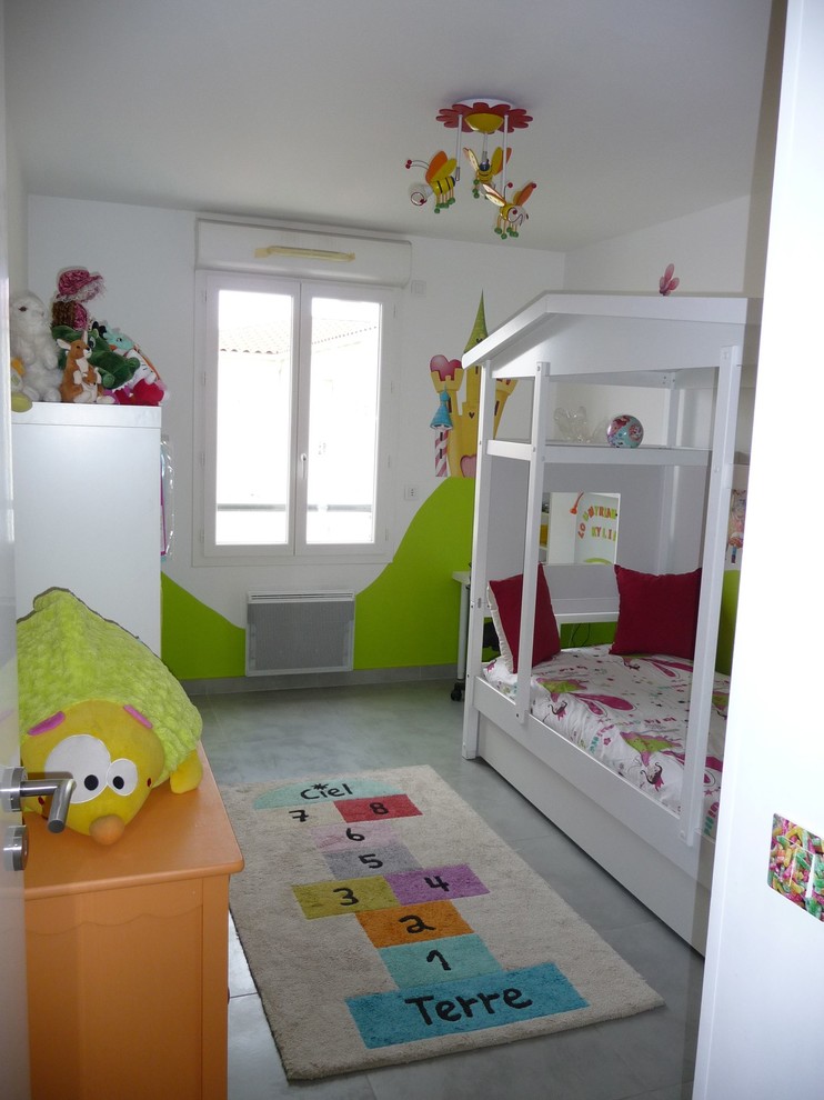 Ejemplo de dormitorio infantil de 4 a 10 años moderno de tamaño medio con suelo de baldosas de cerámica y suelo gris