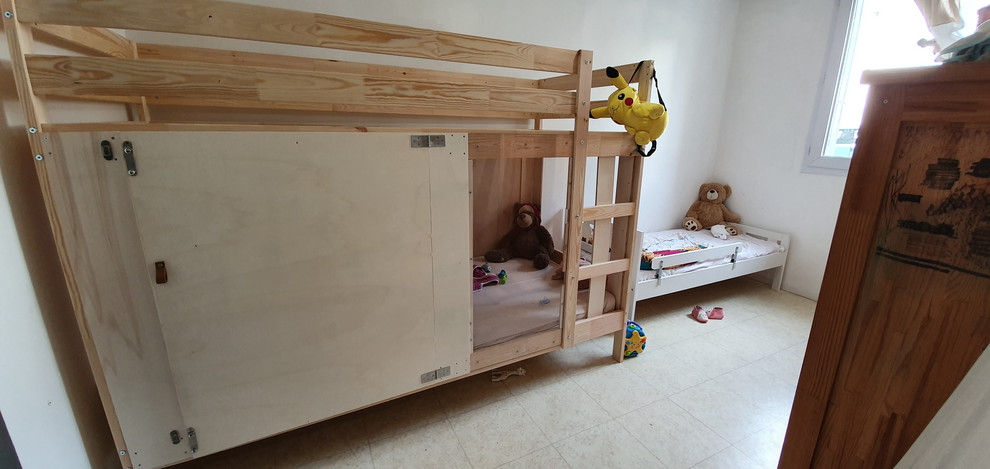 Foto på ett litet funkis könsneutralt småbarnsrum kombinerat med sovrum, med flerfärgade väggar, vinylgolv och beiget golv