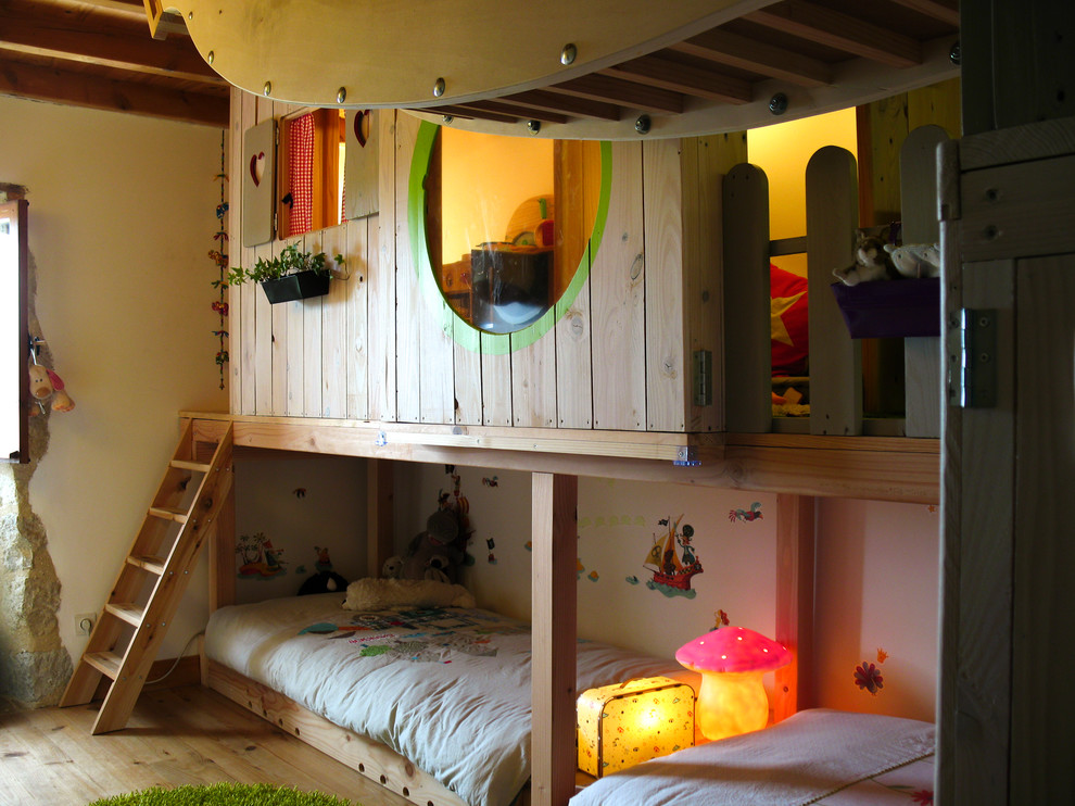 Idéer för ett mellanstort eklektiskt könsneutralt småbarnsrum kombinerat med sovrum, med vita väggar, ljust trägolv och beiget golv