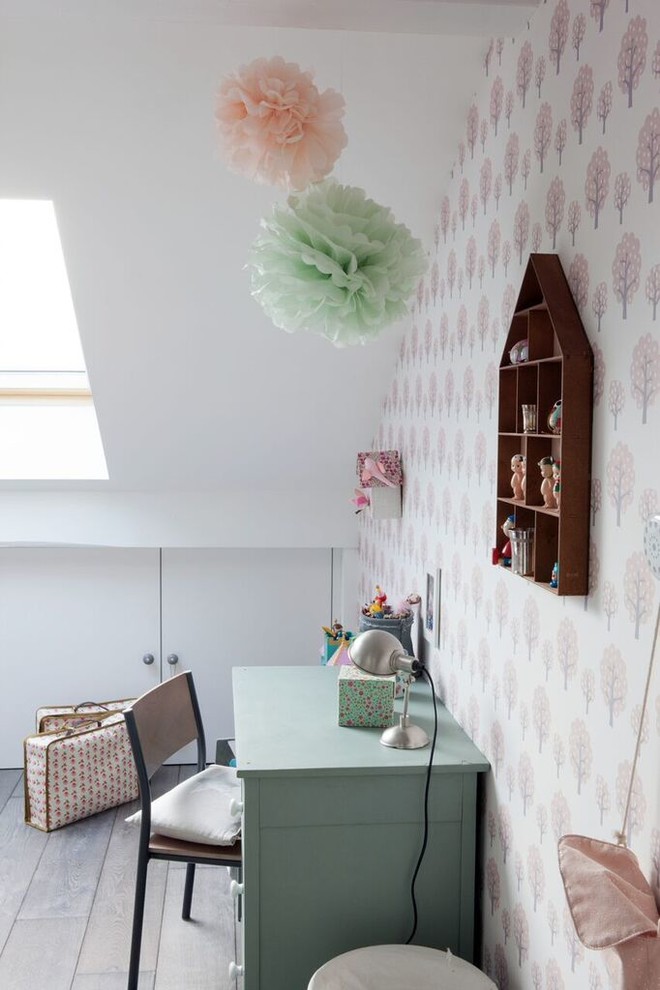 Großes Industrial Mädchenzimmer mit Schlafplatz, rosa Wandfarbe, hellem Holzboden und braunem Boden in Lyon