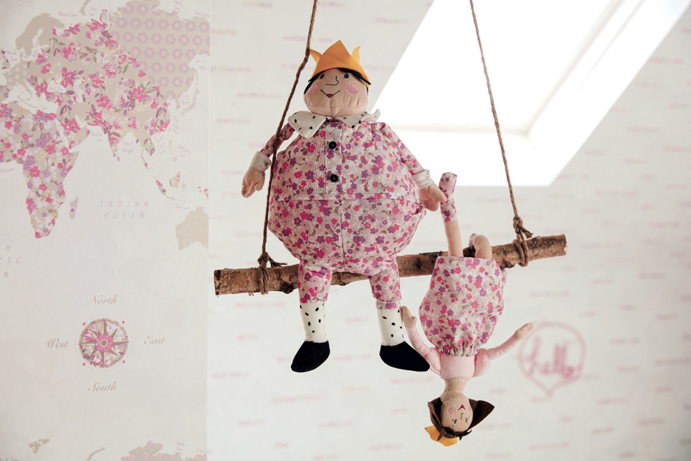 Cette image montre une chambre d'enfant de 4 à 10 ans design de taille moyenne avec un mur rose, parquet peint et un sol blanc.