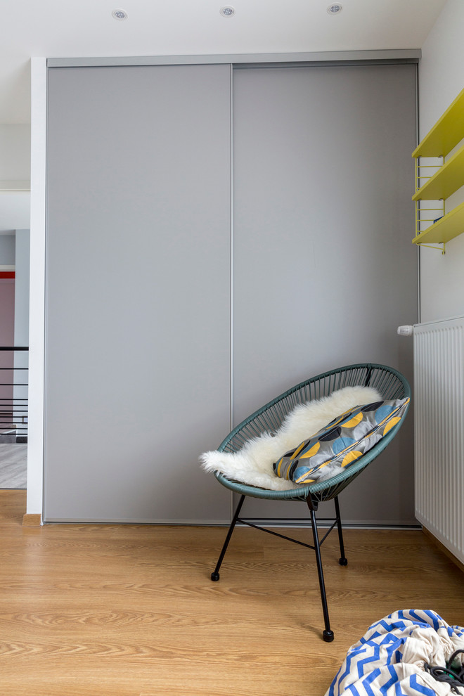 Cette photo montre une chambre de garçon de 4 à 10 ans tendance de taille moyenne avec un mur gris et parquet clair.