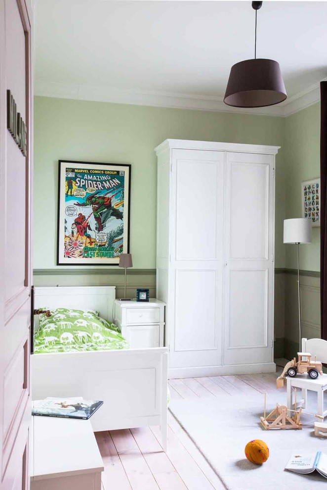 Bild på ett mellanstort lantligt pojkrum kombinerat med sovrum och för 4-10-åringar, med lila väggar, målat trägolv och vitt golv