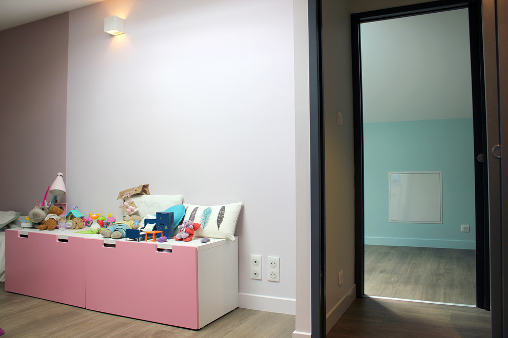 Kleines Shabby-Look Mädchenzimmer mit Schlafplatz, rosa Wandfarbe und Laminat in Bordeaux