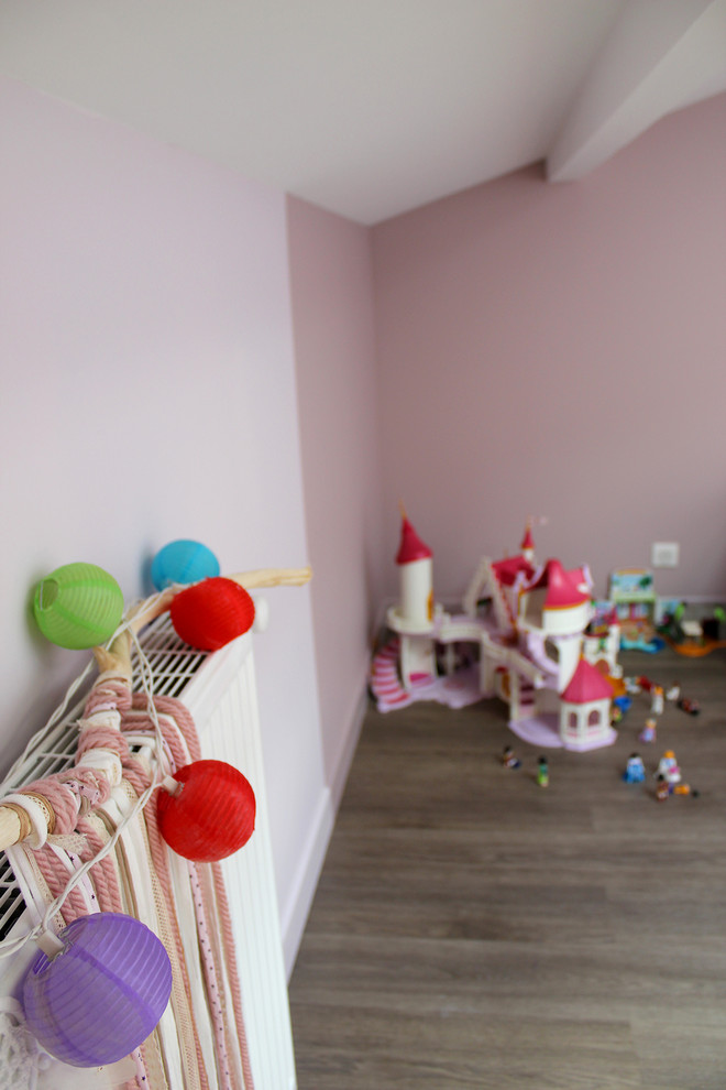 Exempel på ett litet shabby chic-inspirerat flickrum kombinerat med sovrum och för 4-10-åringar, med rosa väggar och laminatgolv