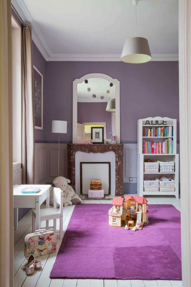 Exempel på ett mellanstort lantligt flickrum kombinerat med sovrum och för 4-10-åringar, med lila väggar, målat trägolv och vitt golv