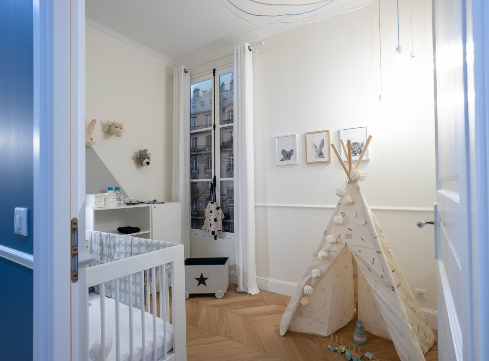 Ejemplo de dormitorio infantil de 1 a 3 años clásico renovado pequeño con paredes grises, suelo de contrachapado y suelo beige