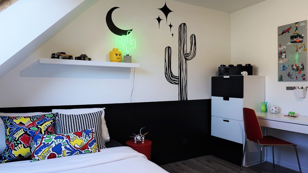 На фото: детская в современном стиле с спальным местом и черными стенами для подростка, мальчика