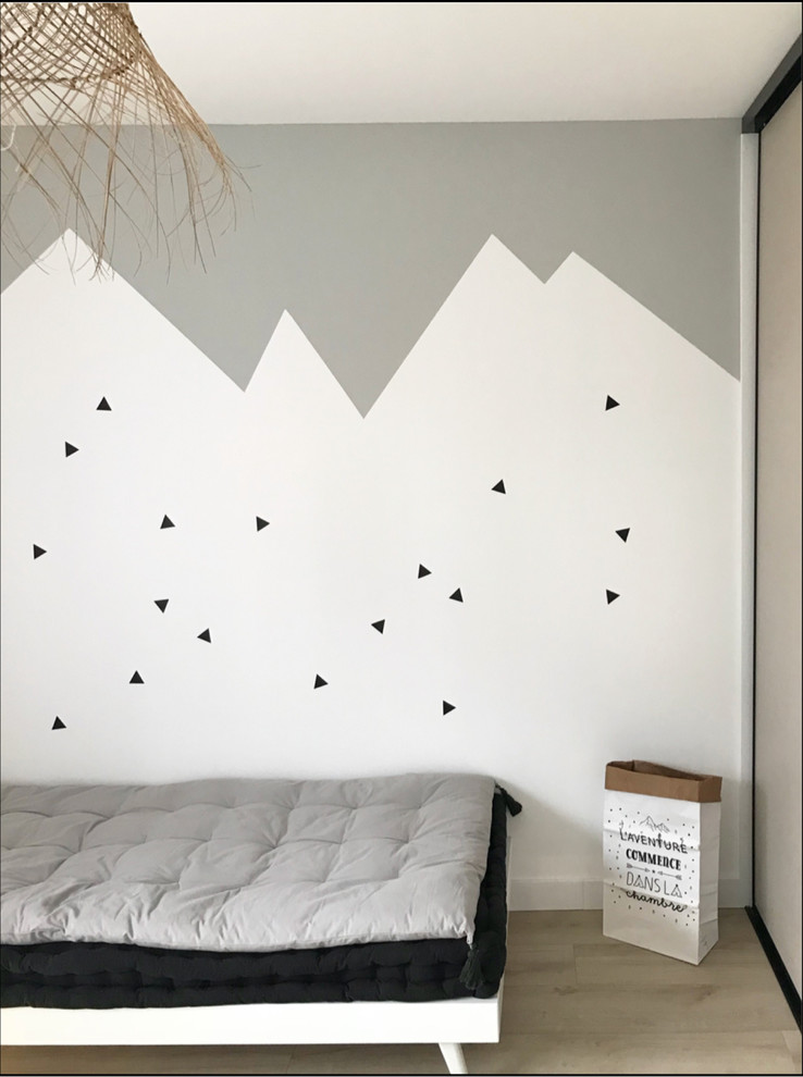 Cette image montre une chambre neutre nordique avec un mur blanc et parquet clair.