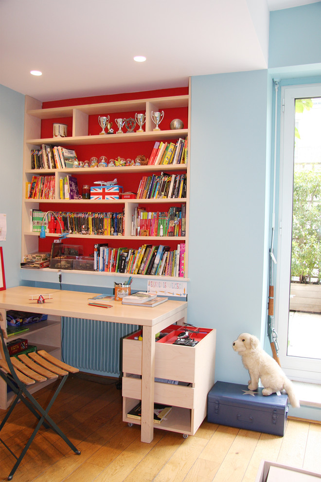 Idee per una cameretta per bambini da 4 a 10 anni design di medie dimensioni con pareti blu, parquet chiaro e pavimento marrone