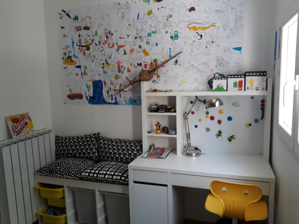 Cette photo montre une chambre d'enfant de 4 à 10 ans tendance de taille moyenne avec un mur blanc, tomettes au sol et un sol marron.