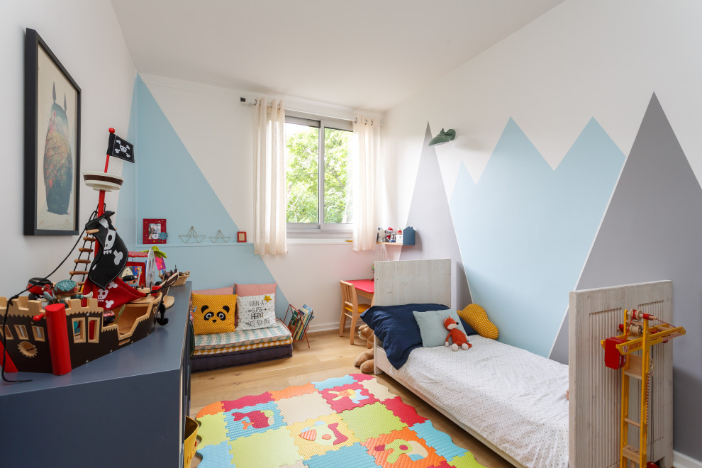 Idées déco pour une chambre d'enfant contemporaine avec un mur multicolore, un sol en bois brun, un sol marron et du papier peint.