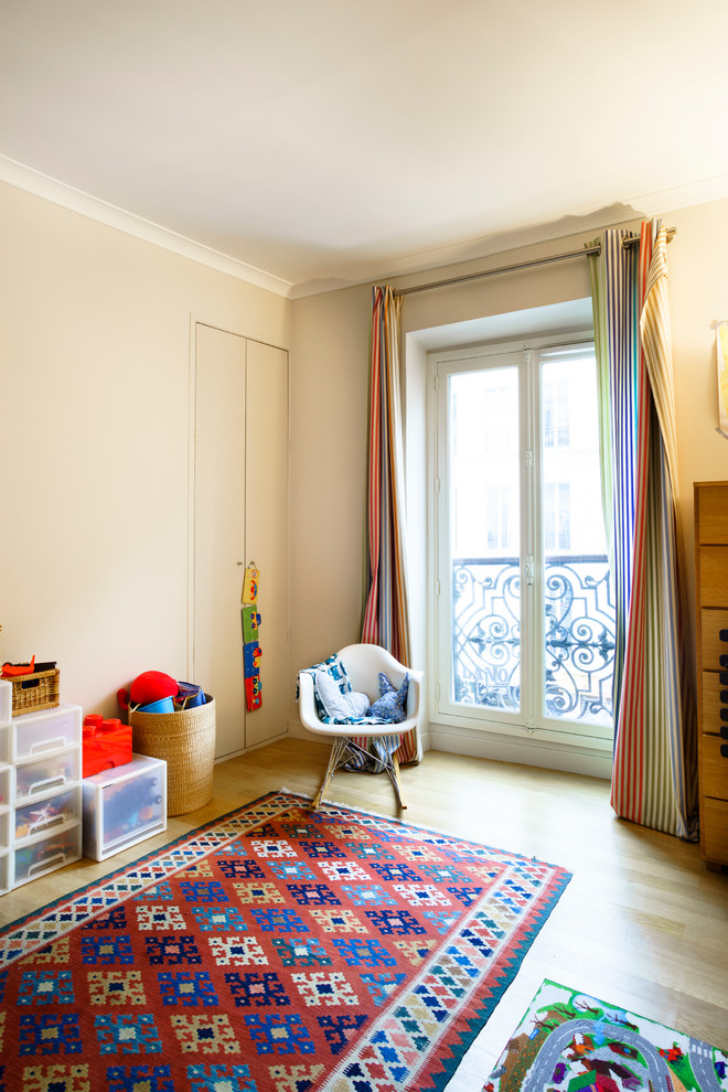 Design ideas for a contemporary kids' bedroom in Paris.