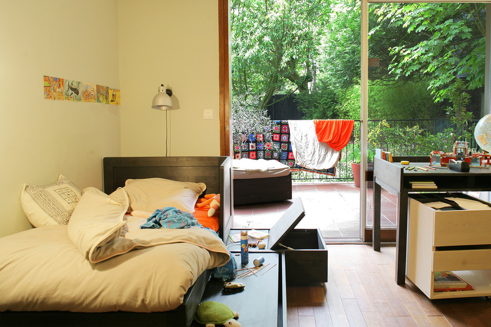 Cette image montre une chambre d'enfant de 4 à 10 ans de taille moyenne avec un mur bleu, parquet foncé et un sol marron.