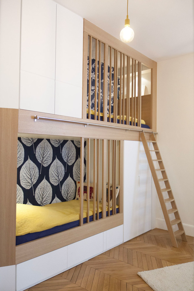 Aménagement d'une chambre d'enfant de 4 à 10 ans contemporaine avec un mur blanc, un sol en bois brun, un sol marron et un lit superposé.
