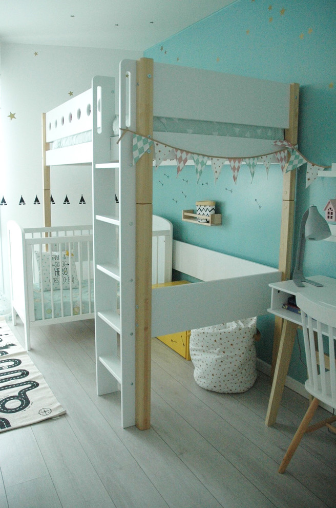 Imagen de dormitorio infantil nórdico pequeño