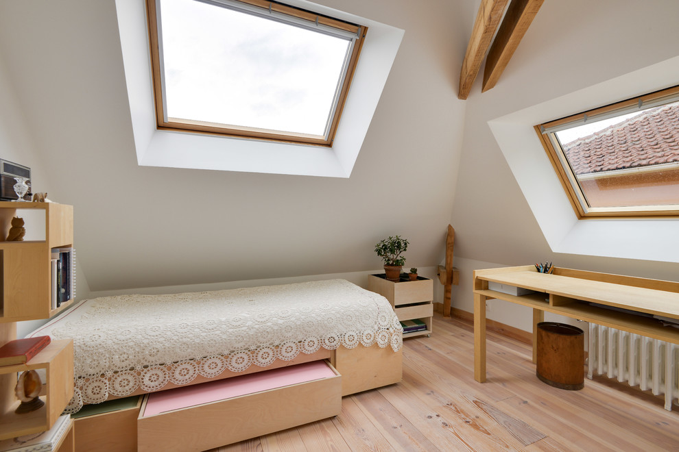 Esempio di una cameretta per bambini nordica di medie dimensioni con pareti bianche, parquet chiaro e pavimento marrone