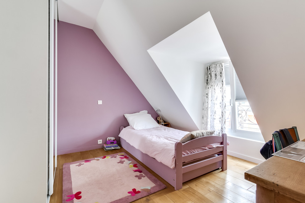 Idées déco pour une chambre d'enfant scandinave de taille moyenne avec un mur rose et parquet clair.