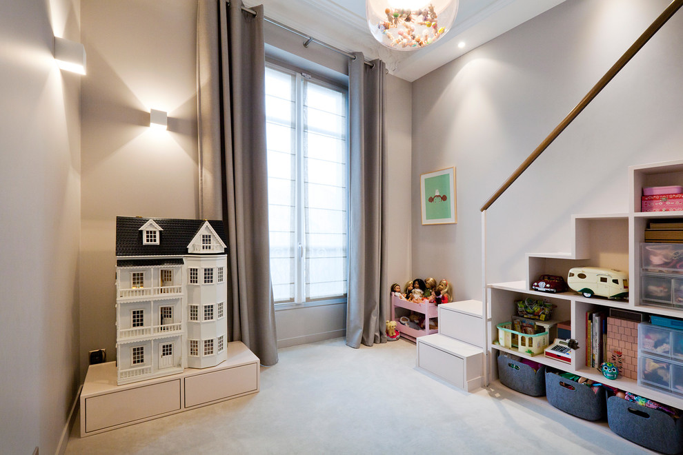 Imagen de dormitorio infantil de 4 a 10 años bohemio de tamaño medio con paredes beige, moqueta y suelo beige