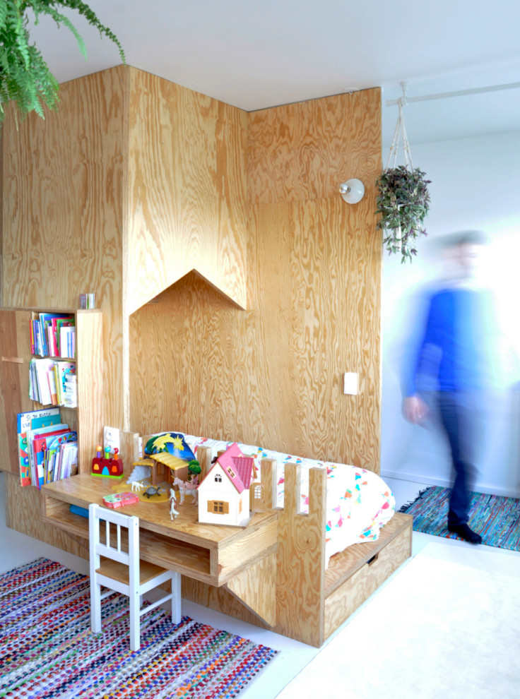 Свежая идея для дизайна: маленькая нейтральная детская в современном стиле с рабочим местом, белыми стенами, бетонным полом и серым полом для на участке и в саду, ребенка от 4 до 10 лет - отличное фото интерьера