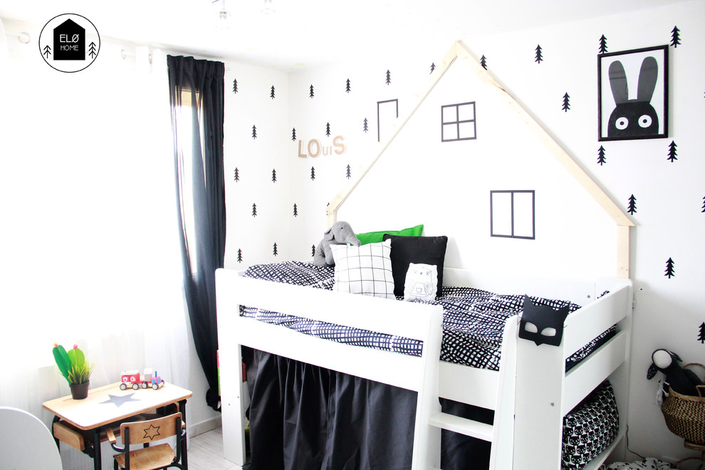 Exempel på ett mellanstort skandinaviskt könsneutralt barnrum kombinerat med sovrum och för 4-10-åringar, med vita väggar, ljust trägolv och grått golv