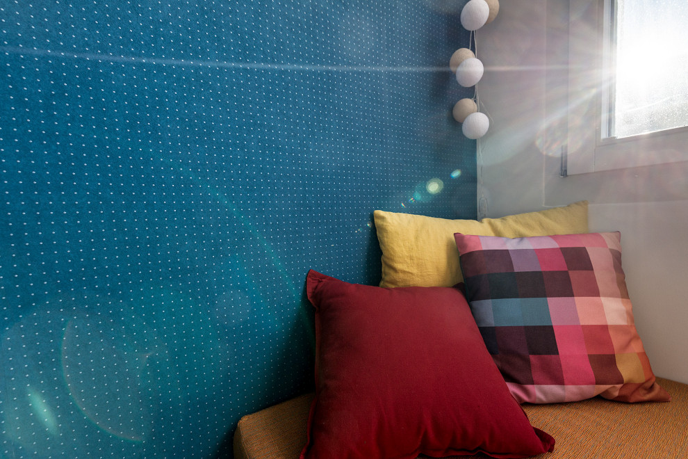 Immagine di una cameretta per bambini da 4 a 10 anni design di medie dimensioni con pareti blu, parquet scuro, pavimento marrone e carta da parati
