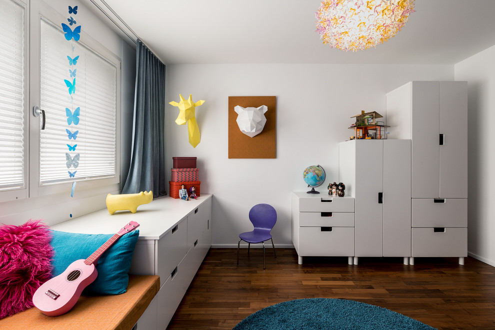 Свежая идея для дизайна: нейтральная детская среднего размера в современном стиле с спальным местом, синими стенами, темным паркетным полом, коричневым полом и обоями на стенах для ребенка от 4 до 10 лет - отличное фото интерьера